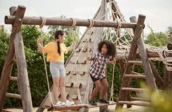Spieltürme im Garten zum Spielen nutzen