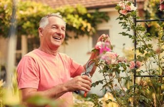 Bild: Rankhilfen & passende Gartenaccessoires machen den Garten einladend & gemütlich
