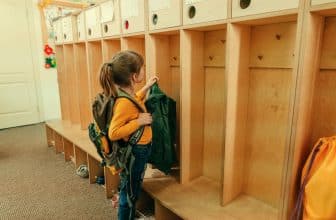 Bild: Schulkind hängt die Jacke in der Garderobe auf