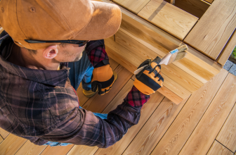 Gartenmöbel im Regen stehen lassen - Holzpflege beachten
