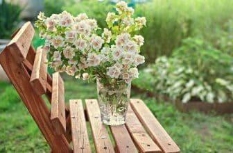 Bild: Elegante Vase mit Blumen im Garten - ideal für schöne Dekorationen