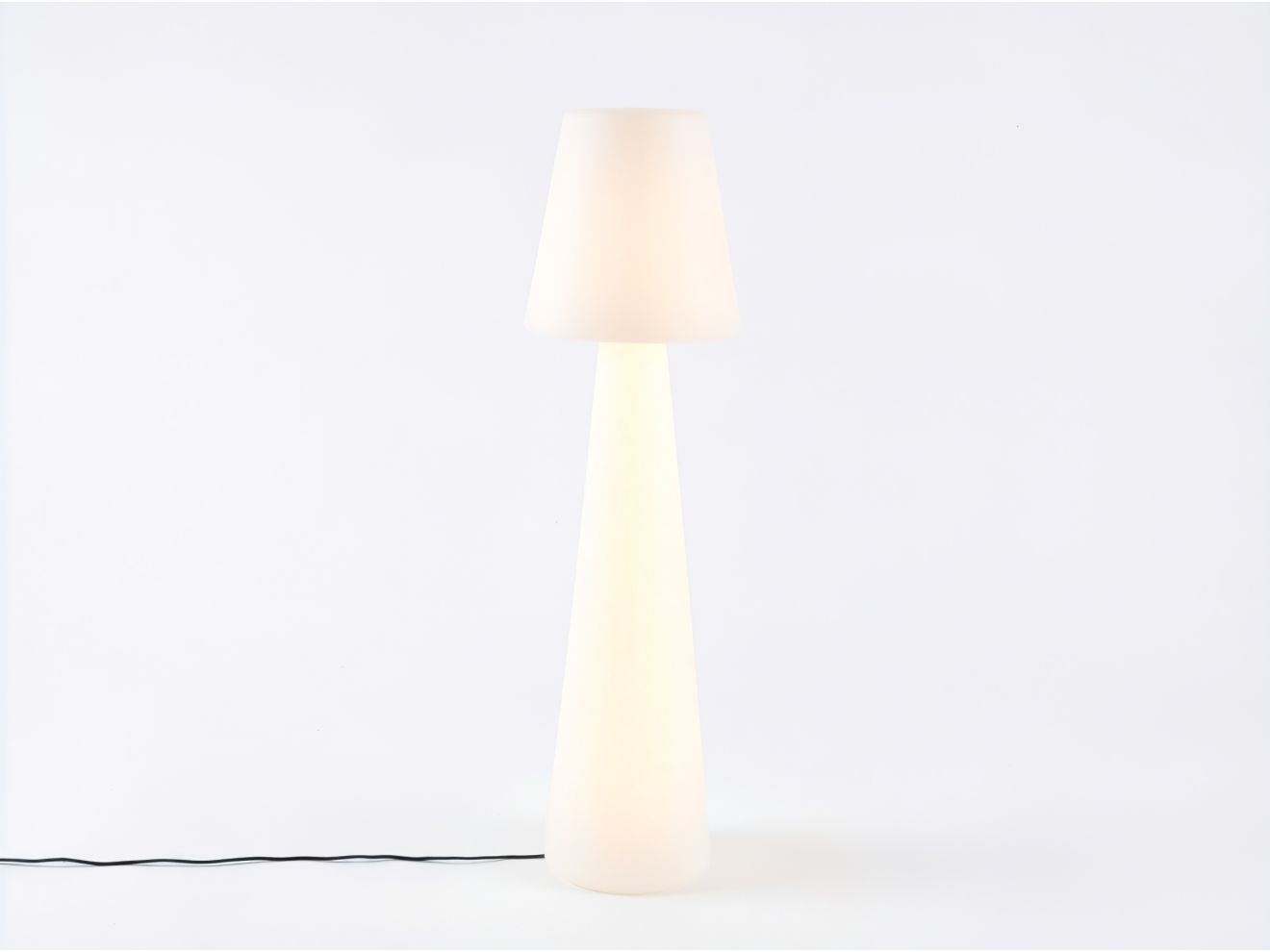+ 10 % Kassenrabatt | New Garden Lola LED-Stehlampe für draußen mit Kabel ø 45 cm (h: 165 cm)