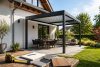Pergola freistehend am Haus (KI, Symbolbild)