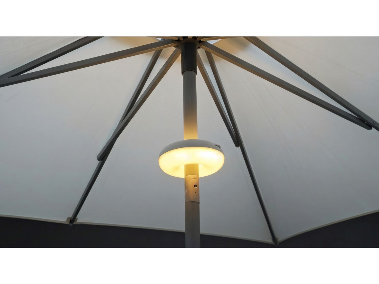 New Garden Lima LED-Sonnenschirmlampe aufladbar dimmbar ø 17