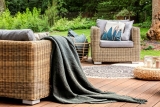 Outdoor-Kissen und Plaids richtig nutzen: Mehr Komfort für kühle Sommerabende