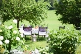 Garten im Hochsommer wohnlich halten: Schatten, Sitzplätze, Wasser und pflegeleichte Möbel