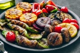 Grillbeilagen ohne Aluschale: Kann man Gemüse, Feta und Kartoffeln in der Auflaufform grillen?