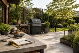 Grillplatz im Garten planen: Standort, Untergrund, Windschutz und Arbeitsfläche richtig wählen