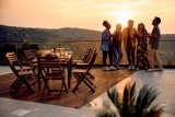 Terrasse bei Westsonne: Sonnenschutz, Pflanzen und Möbel richtig planen