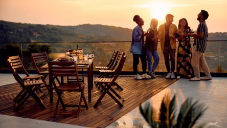 Terrasse bei Westsonne: Sonnenschutz, Pflanzen und Möbel richtig planen