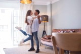 Zusammenziehen als Paar: So wird die erste gemeinsame Wohnung wirklich gemütlich